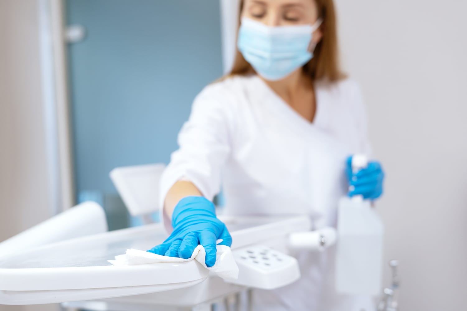 Flächendesinfektion mit Schutzhandschuhen